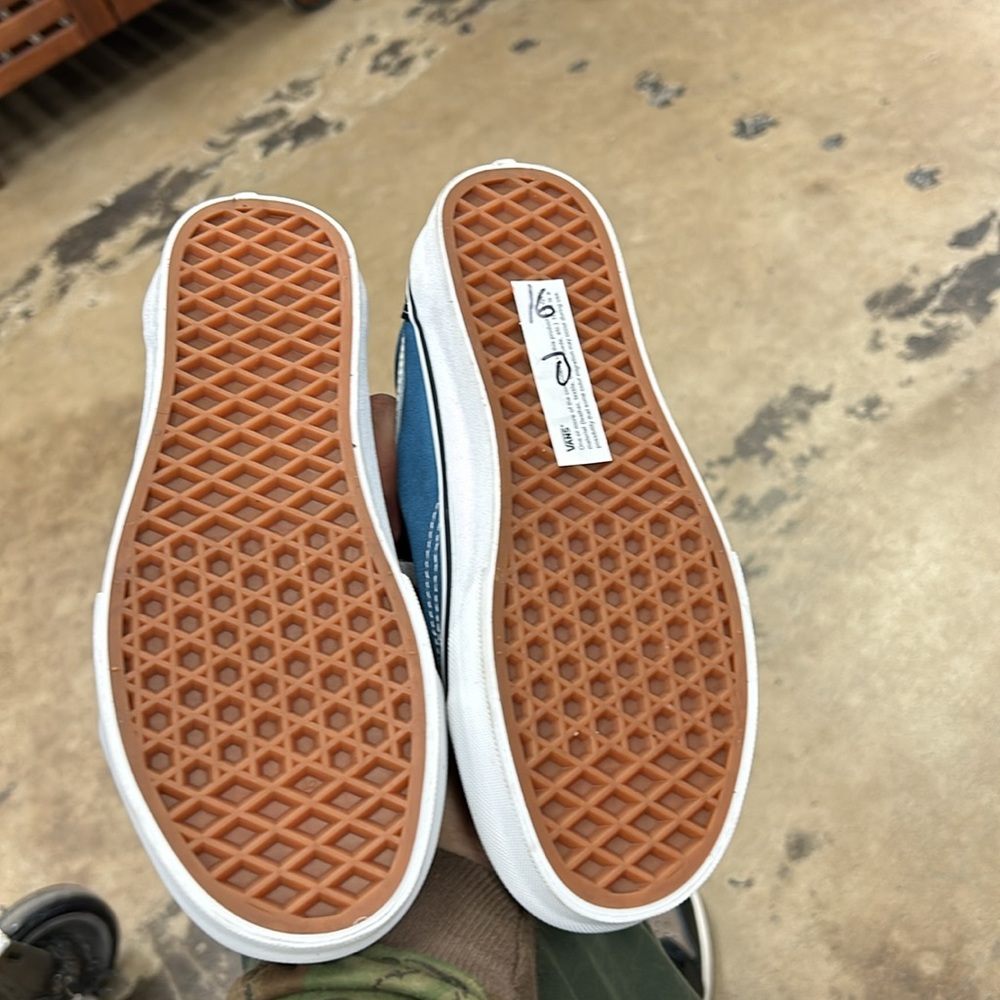 Vans - Picture 2 of 2